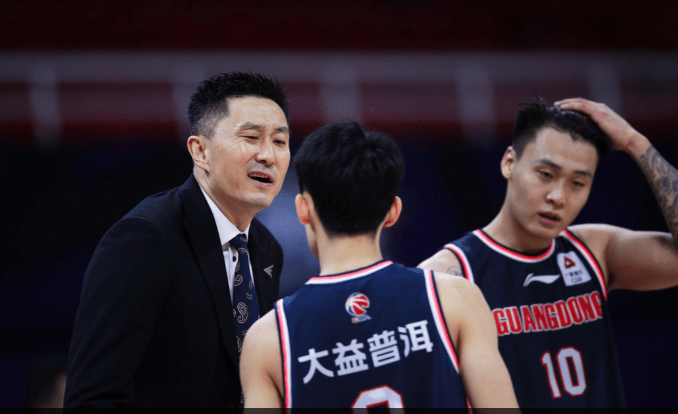 主教练在比赛中调整战术，助力球队反败为胜的简单介绍